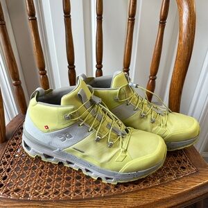 On Cloudtrax hiking boot women's size 10